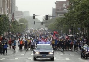 Новости США - теракт в Бостоне: Участники прерванного взрывами Бостонского марафона завершили дистанцию