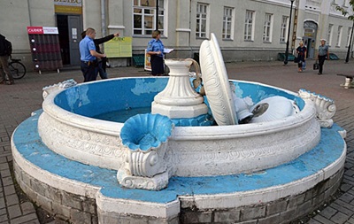 На Сумщині чоловік зруйнував фонтан, роблячи селфі