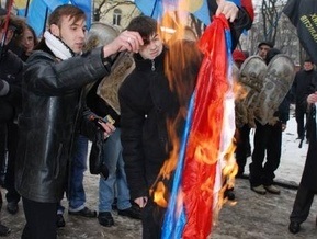 Во Львове пикетчики сожгли российский флаг
