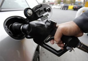 Мировой спад цен на нефть снизил стоимость бензина в Украине - Ъ