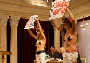 Активистки FEMEN ворвались на Конгресс по биоэтике, протестуя против запрета абортов