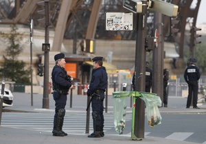 В центре Парижа неизвестные расстреляли двух человек из автоматов Калашникова