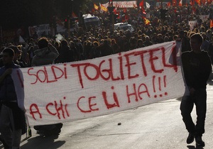 В Италии прошли массовые демонстрации с требованием отставки премьера