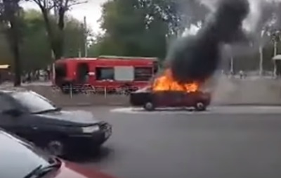 Біля метро Чернігівська загорілося авто