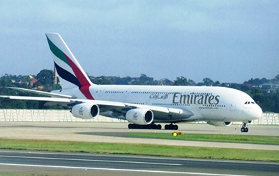 Італієць судиться з авіакомпанією Emirates через сусіда із зайвою вагою