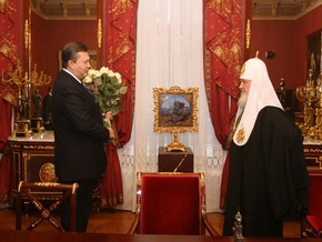 Янукович принес патриарху Кириллу белые розы