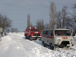 В заснеженной Николаевской области беременную женщину доставили в роддом на пожарной машине