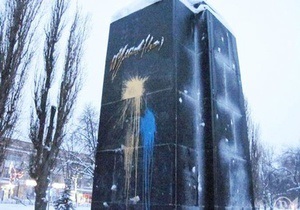 В Чернигове в канун приезда Ющенко памятник Ленину облили синей и желтой краской