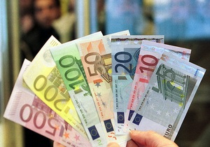 Межбанк: евро рухнул на 30 копеек