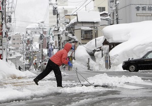 Япония: из-за сильнейших снегопадов парализовано движение транспорта