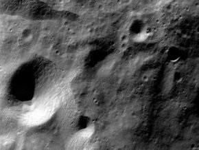 Чандраян-1 заглянул в вечную темноту лунных кратеров