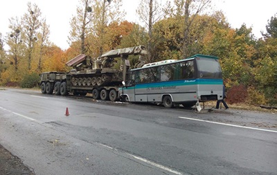 У Вінницькій області автобус зіткнувся з військовим тягачем