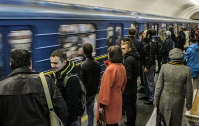 Чоловік, який стрибнув під поїзд у київському метро, загинув