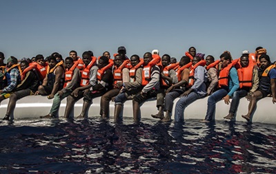 У берегов Италии спасли тысячу мигрантов