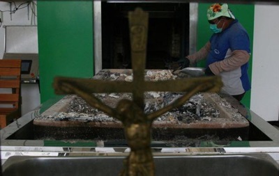 Ватикан запретил развеивать прах кремированных покойников