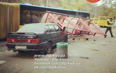 В Киеве водитель на Lada снес остановку