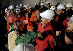 Президент Чили предложил вызволенным шахтерам сыграть в футбол со своими спасателями