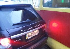 В Киеве внедорожник припарковался на трамвайных путях, устроив пробку