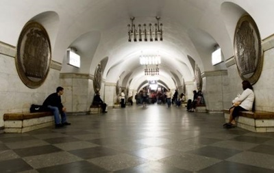 У київському метро чоловік впав на колії
