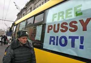Участницам Pussy Riot продлили арест еще на месяц