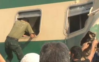 В Пакистане столкнулись поезда, десятки жертв