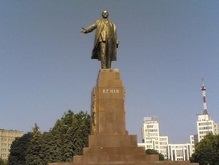 В Луганске Ленина облили красной краской