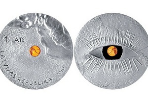 Банк Латвии выпустил монету с янтарем