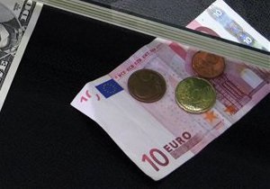 Евро и доллар на межбанке незначительно снижаются