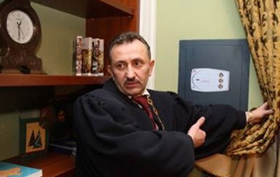 Отсидевший экс-судья Зварич судится за должность