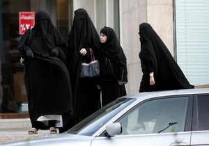 В одном из городов Испании женщинам запретили носить мусульманскую одежду
