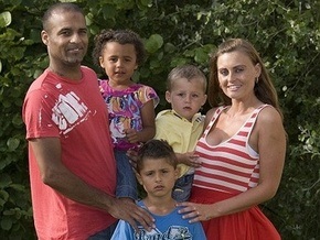 В британской семье растут трое детей с разным цветом кожи