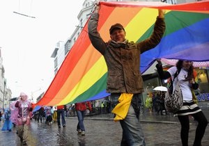В Варшаве более двух тысяч человек приняли участие в гей-параде
