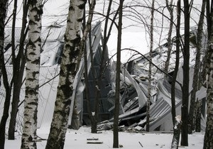 Под давлением снега в Чернигове рухнула крыша двухэтажки, а в Лубнах - кров школы
