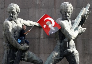В Стамбуле полиция вновь разгоняет демонстрантов