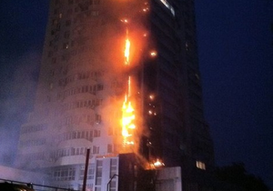 В Киеве загорелся многоэтажный жилой дом