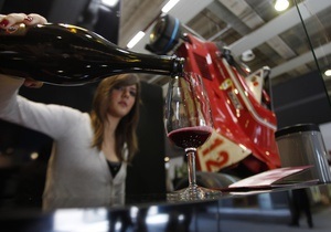 Социологи назвали оптимальное время для потребления вина