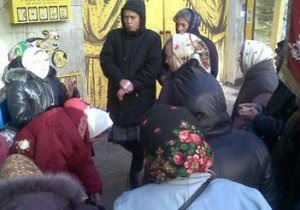В Киеве пожилые женщины пикетировали стрип-клуб