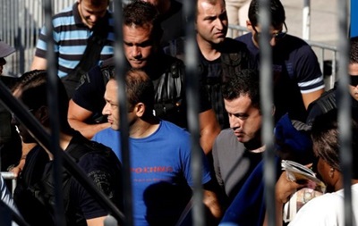 Греція відмовилася екстрадувати турецьких військових, котрі втекли в країну