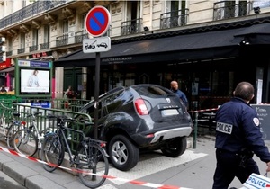В Париже турист на автомобиле припарковался в метро