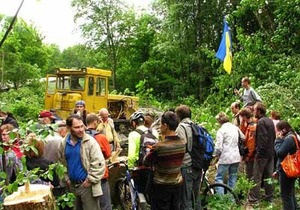 На месте вырубки деревьев в харьковском парке Горького найдены останки тел