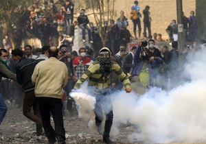 Египетские демонстранты не поверили военным: столкновения проходят у здания МВД