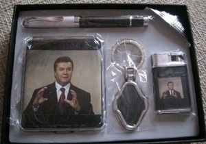 В столичных киосках появились портсигары и зажигалки с изображением Януковича