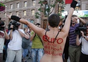 Активистка FEMEN едва не сорвала запуск отсчета времени до Евро-2012