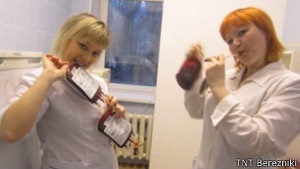Пермские медсестры позировали на фоне тяжелобольных