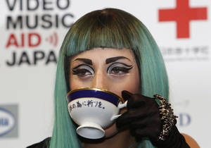 Lady GaGa выставит на аукцион чашку со следами своей губной помады