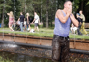 Главком ВДВ РФ объяснил, почему десантники отмечают свой праздник купанием в фонтанах