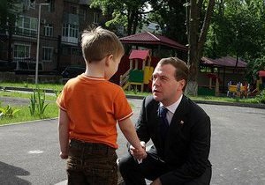 Медведев запретил вселять в детей ужас и панику