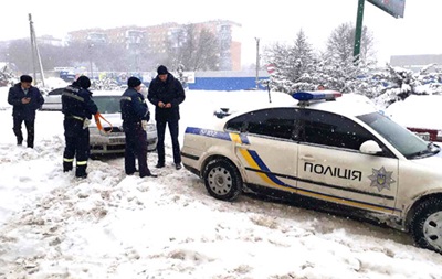 За сутки из-за непогоды на дорогах Украины пострадали 75 человек