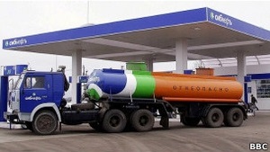Российские власти заморозили цены на бензин и электричество вплоть до президентских выборов