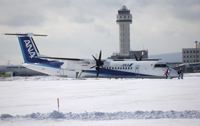 В японском аэропорту самолет застрял в снегу